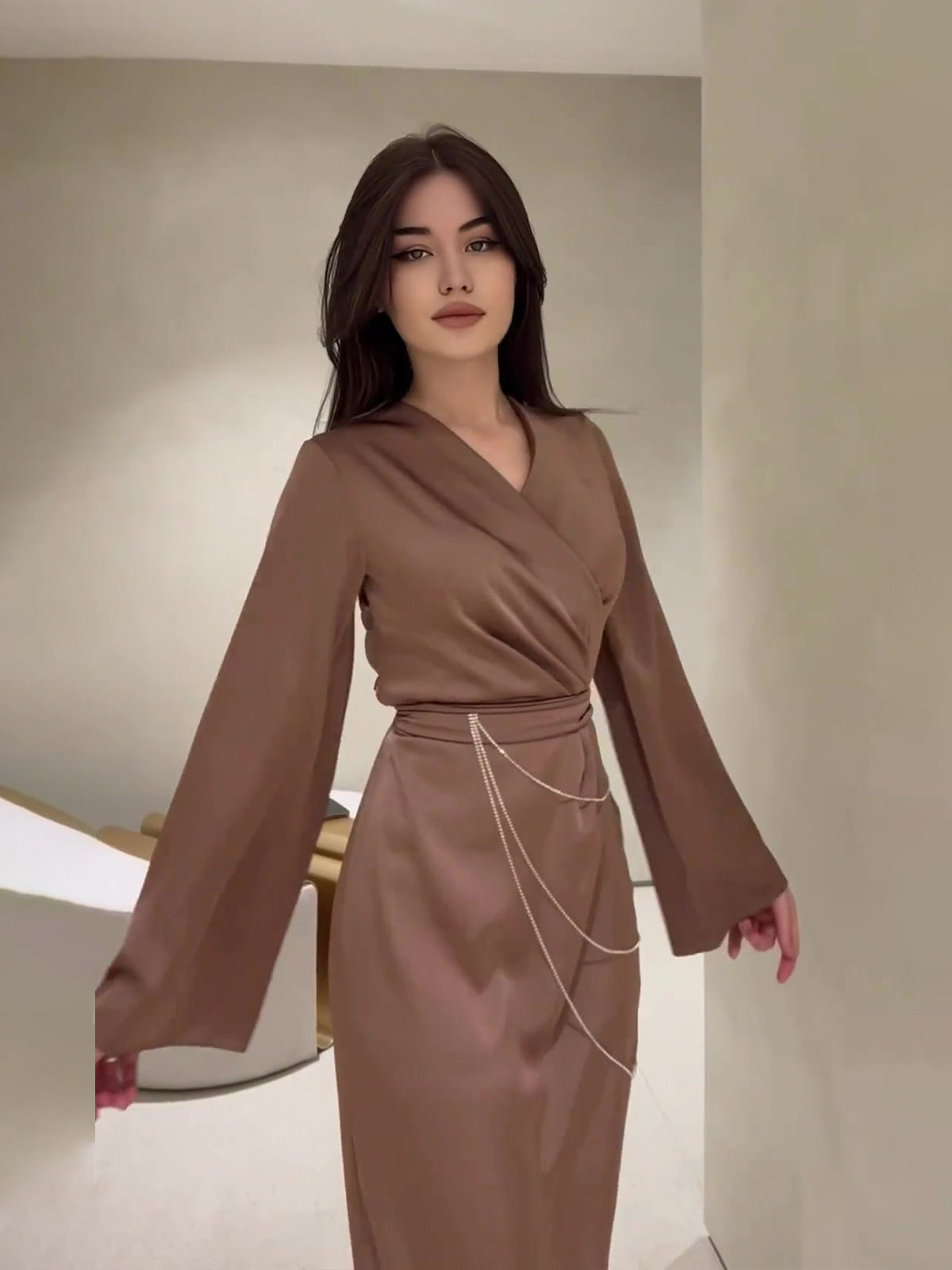 ROBE CACHE-CŒUR MARRON – ÉLÉGANCE MINIMALISTE AVEC CHAÎNES