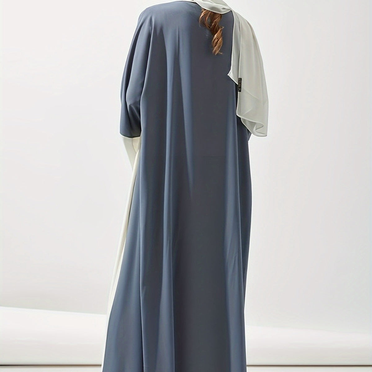 ABAYA ROUGE & BLANC – RAFFINEMENT ET MODERNITÉ