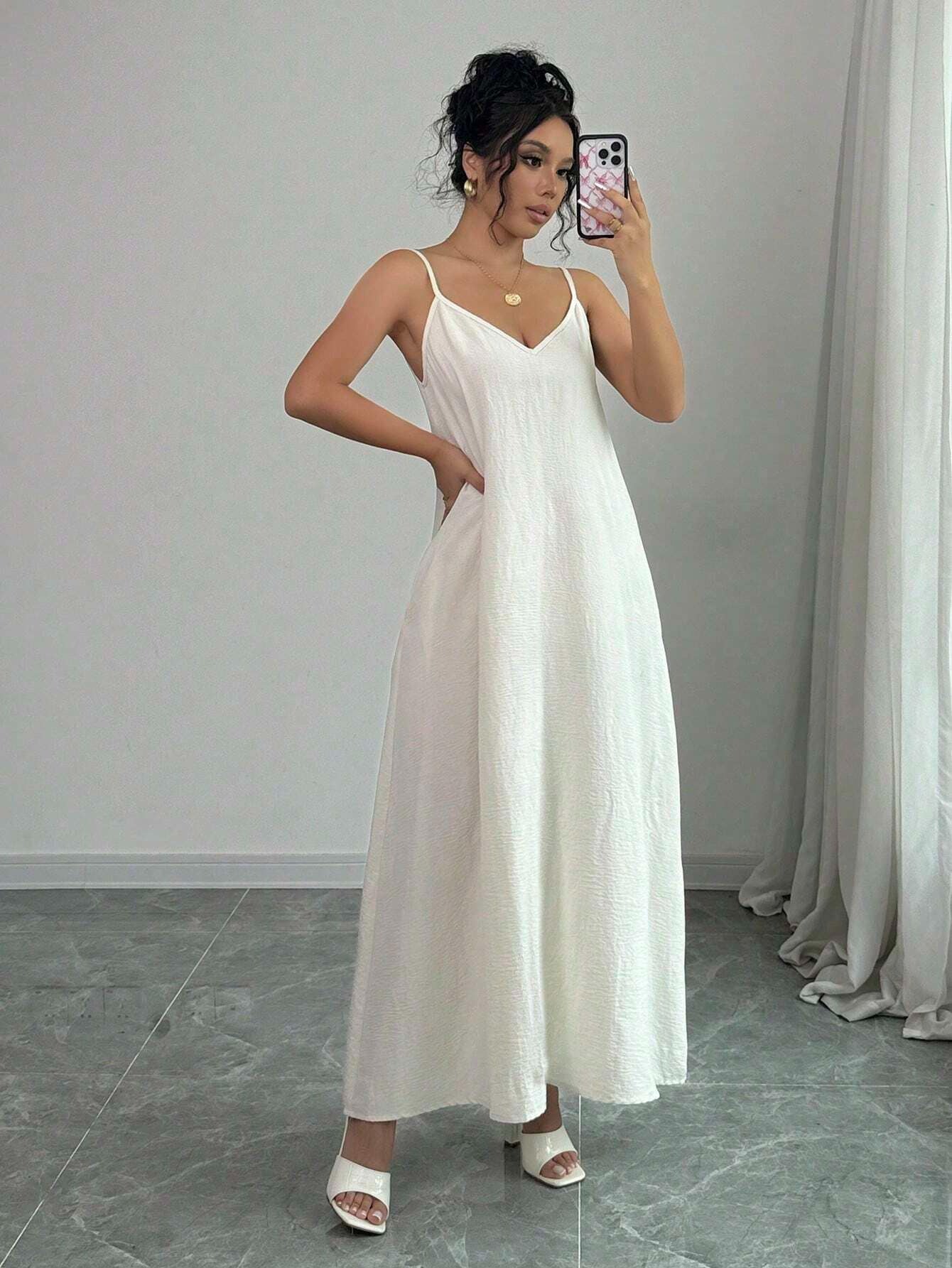 Robe longue blanche à bretelles – Ceinture fine tressée | Élégance d’été & minimalisme chic