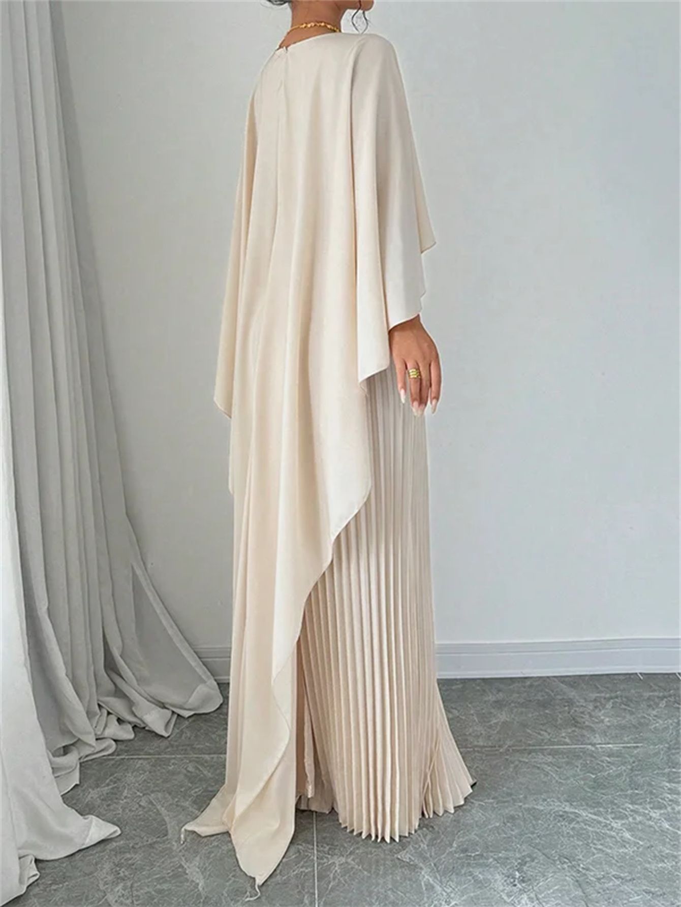 ROBE LONGUE PLISSÉE AVEC CAPE – ÉLÉGANCE DÉLICATE
