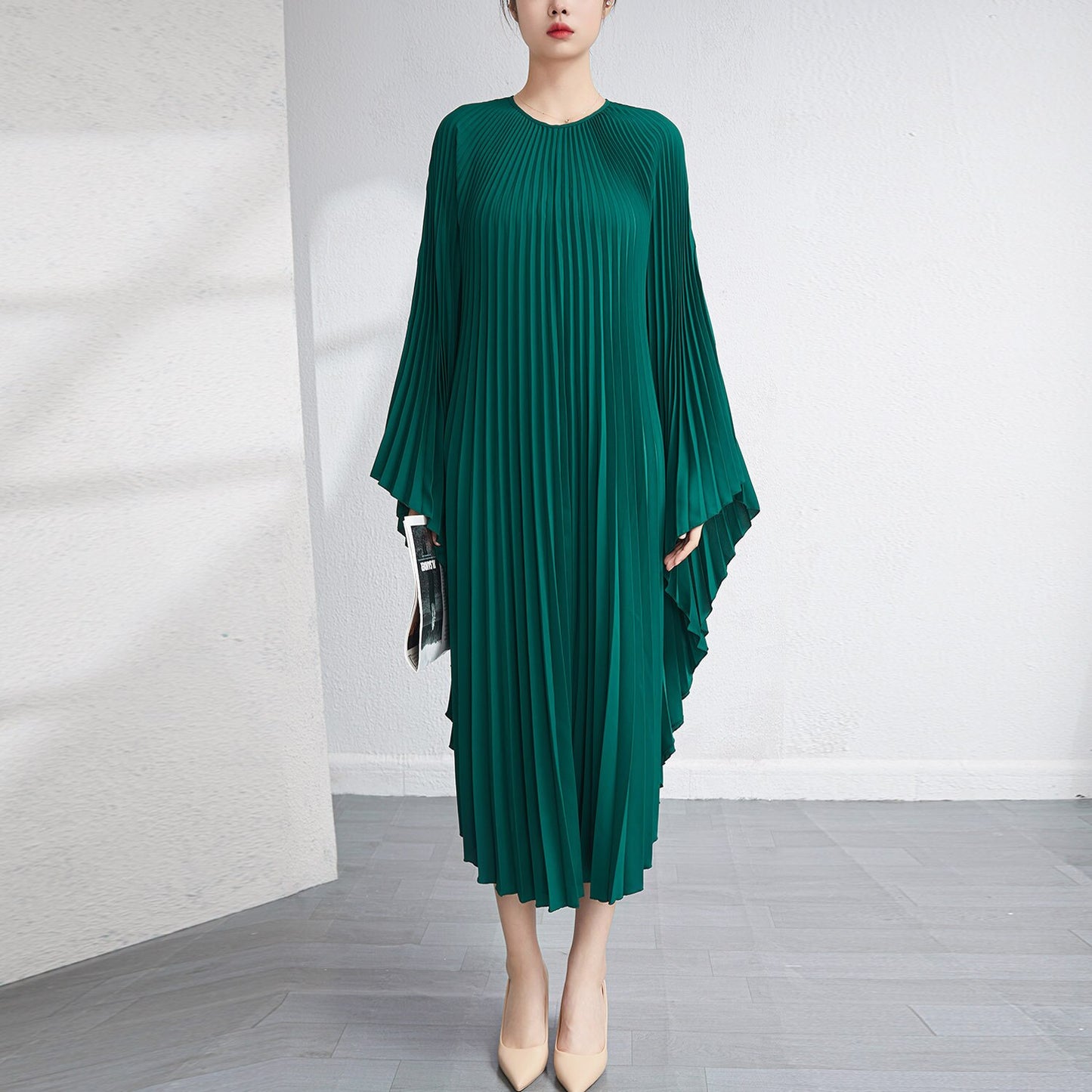 Robe plissée fluide “Crème Élégance” – Style luxe plage ou urbain