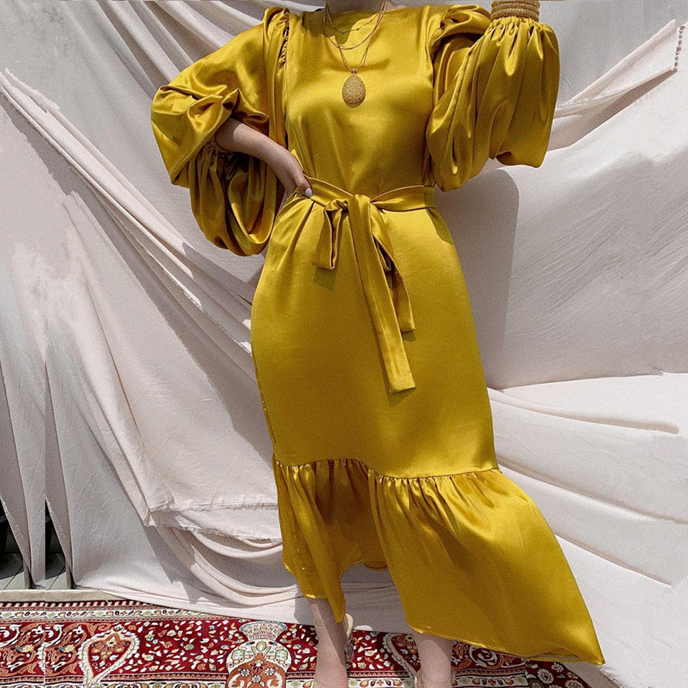 Robe satinée ceinturée manches bouffantes – élégance luxe & tendance 2025