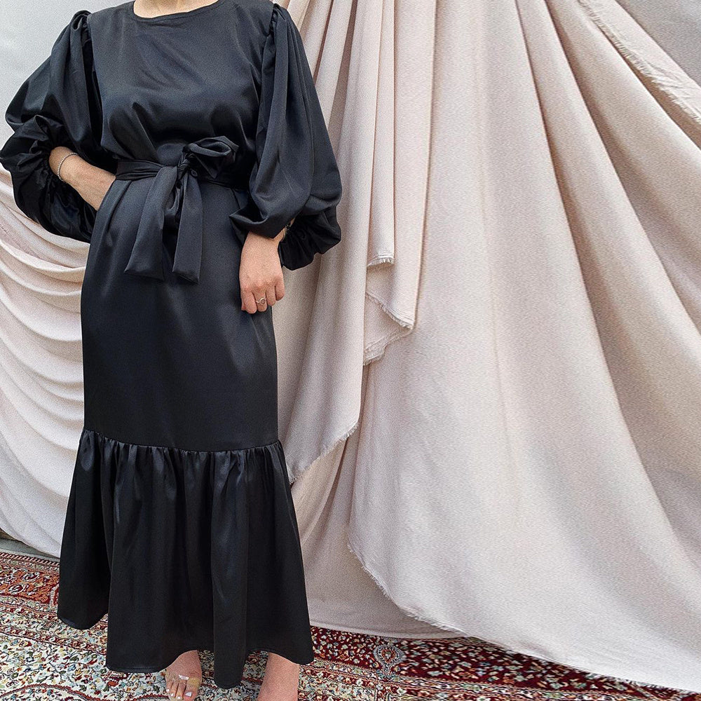 Robe satinée ceinturée manches bouffantes – élégance luxe & tendance 2025