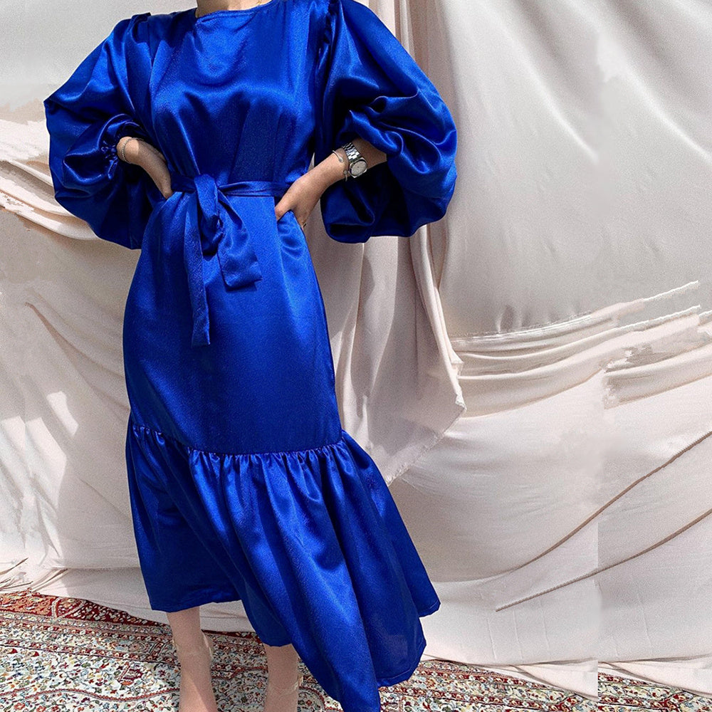 Robe satinée ceinturée manches bouffantes – élégance luxe & tendance 2025