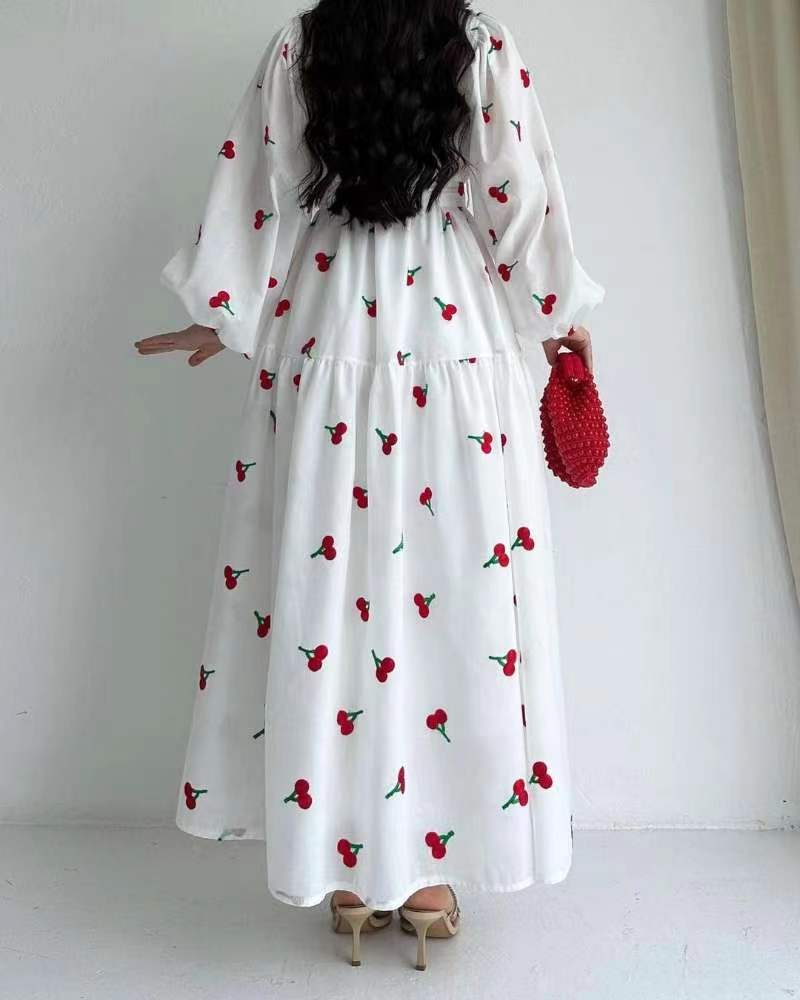 Robe longue blanche imprimé cerises – style bohème fruité été 2025, manches bouffantes & ceinture