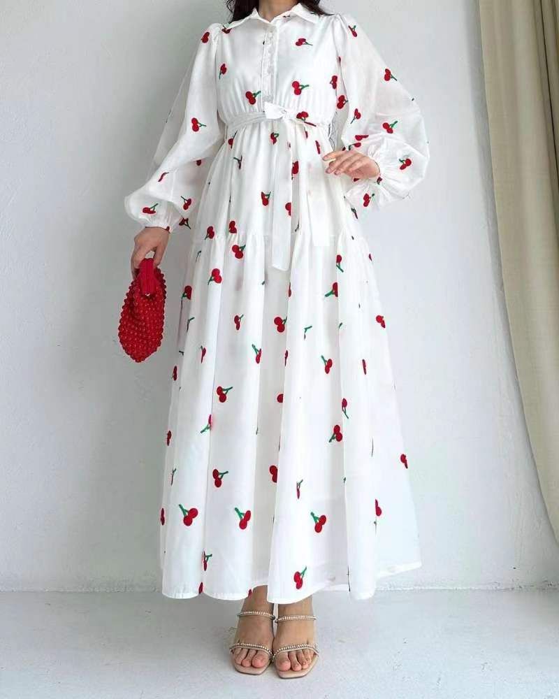 Robe longue blanche imprimé cerises – style bohème fruité été 2025, manches bouffantes & ceinture