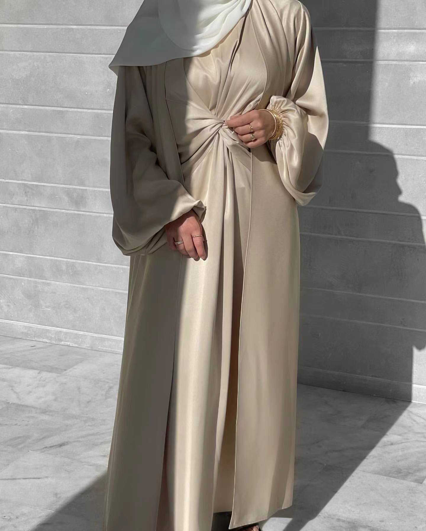 ROBE LONGUE SATINÉE HIJAB STYLE – DÉTAIL TORSADÉ ÉLÉGANT