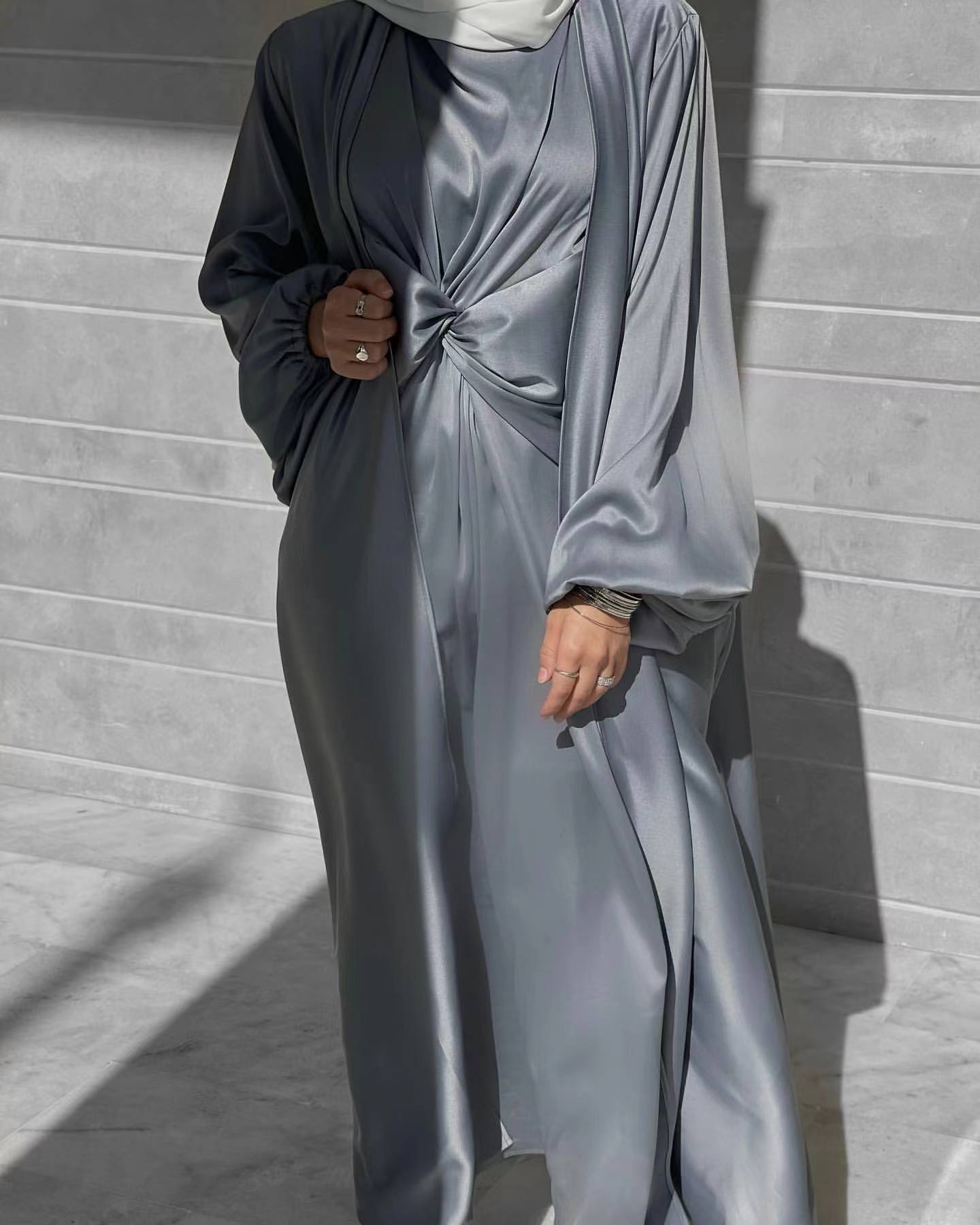 ROBE LONGUE SATINÉE HIJAB STYLE – DÉTAIL TORSADÉ ÉLÉGANT