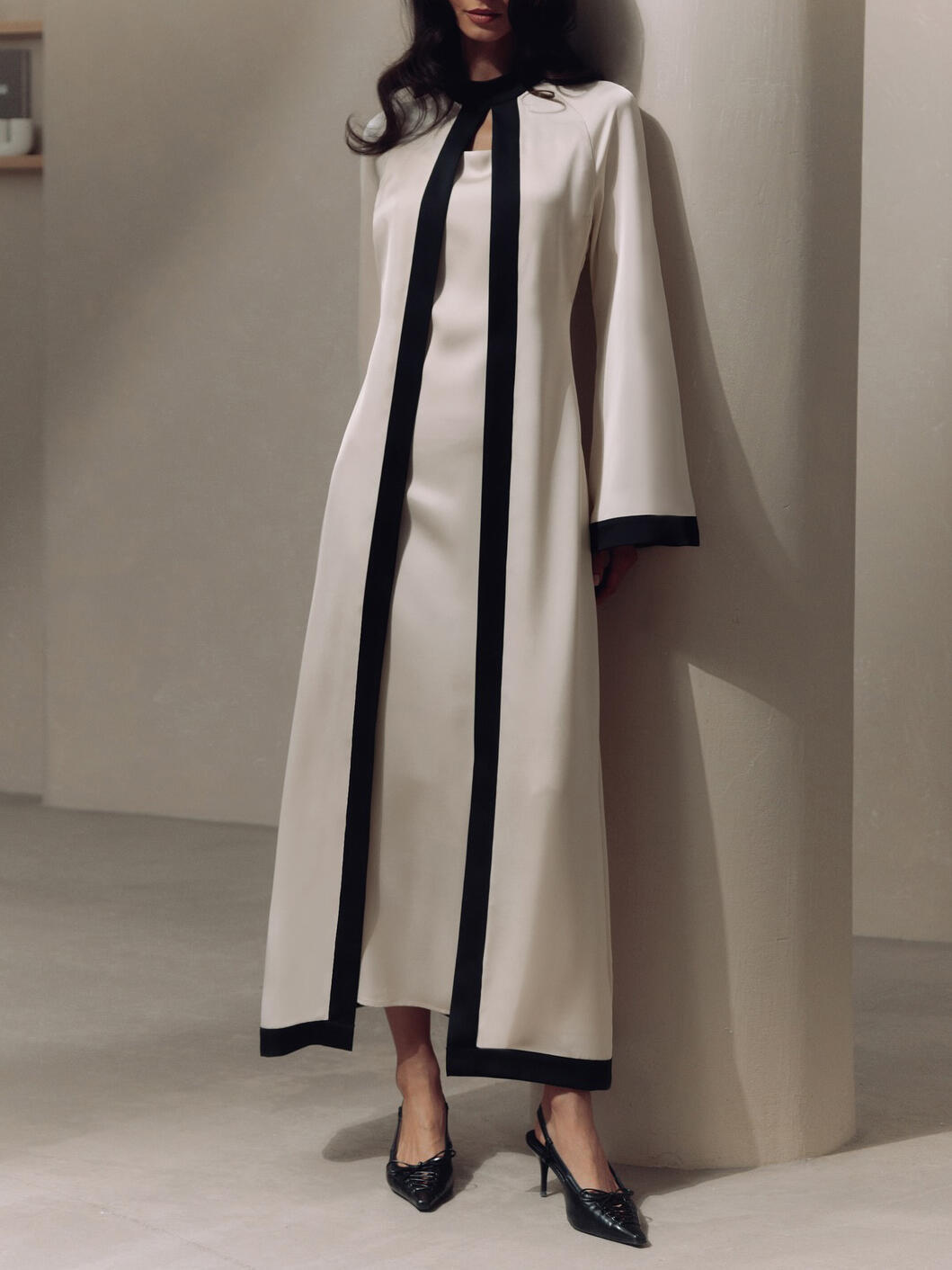 ABAYA ROYAL CHIC – DÉTAILS NOIRS CONTRASTÉS