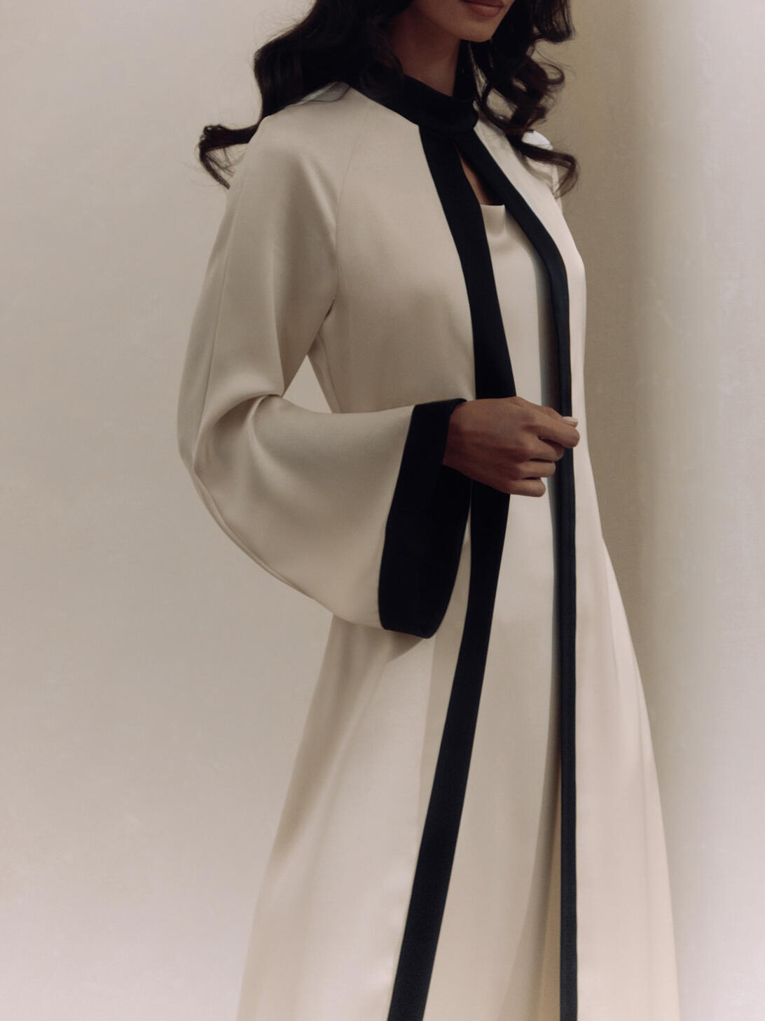 ABAYA ROYAL CHIC – DÉTAILS NOIRS CONTRASTÉS