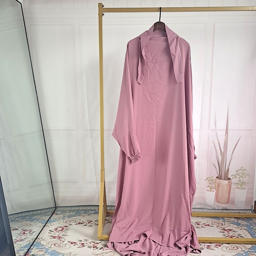 Abaya noire fluide femme avec hijab contrastant, coupe ample et élégante