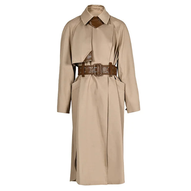 Trench-Coat Femme Designer – Beige Épuré & Détails Cuir Marron – Coupe Longue Ceinturée Élégante