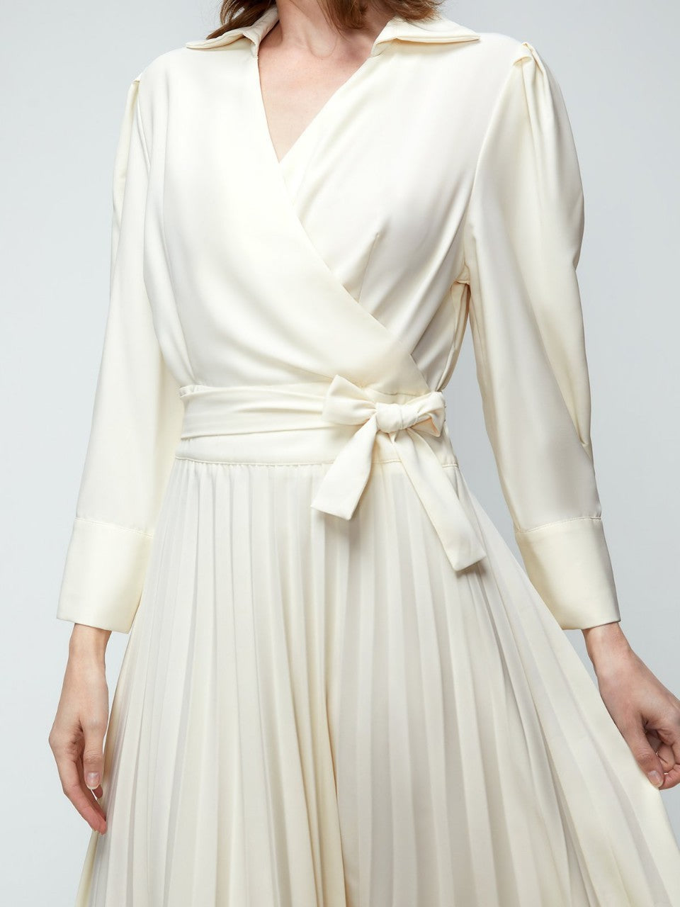 ROBE ÉLÉGANTE PLISSÉE STYLE CHEMISE – CHIC MINIMALISTE