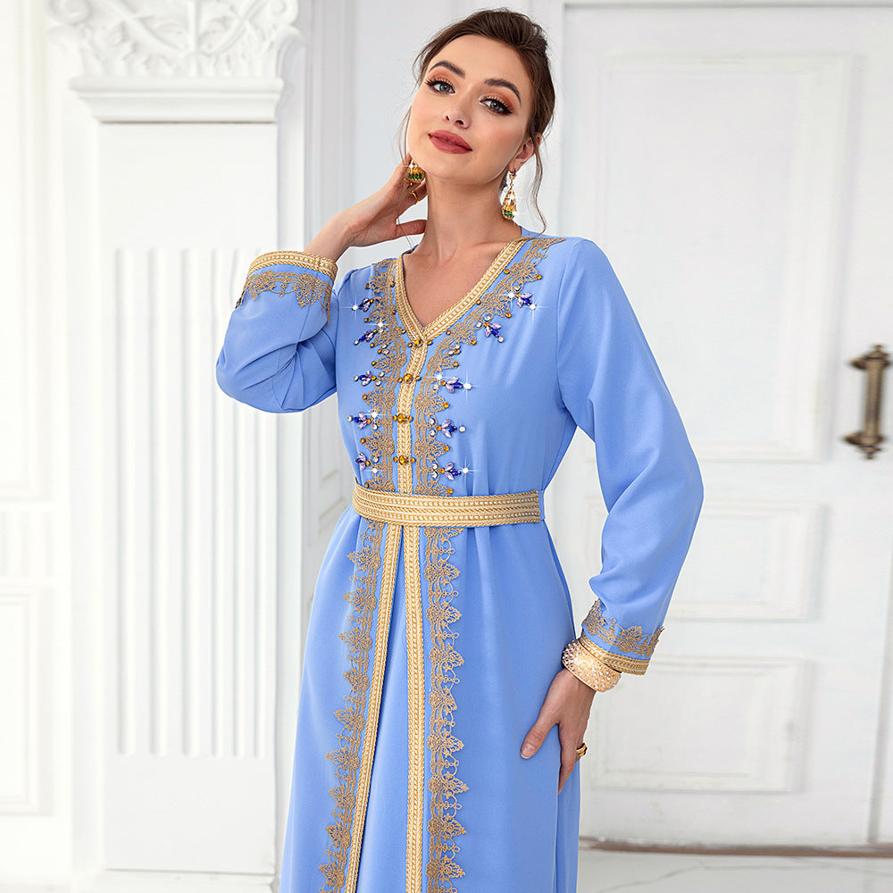 Caftan bleu brodé doré & perles – Élégance tendance pour mariages et soirées