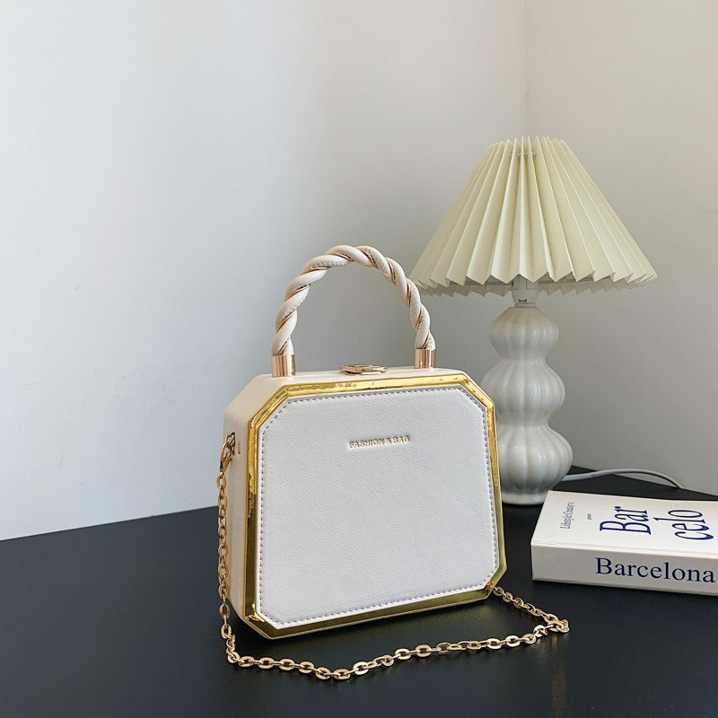 Mini-sac structuré vert émeraude avec anses torsadées et chaîne dorée – Style « boîte » élégant