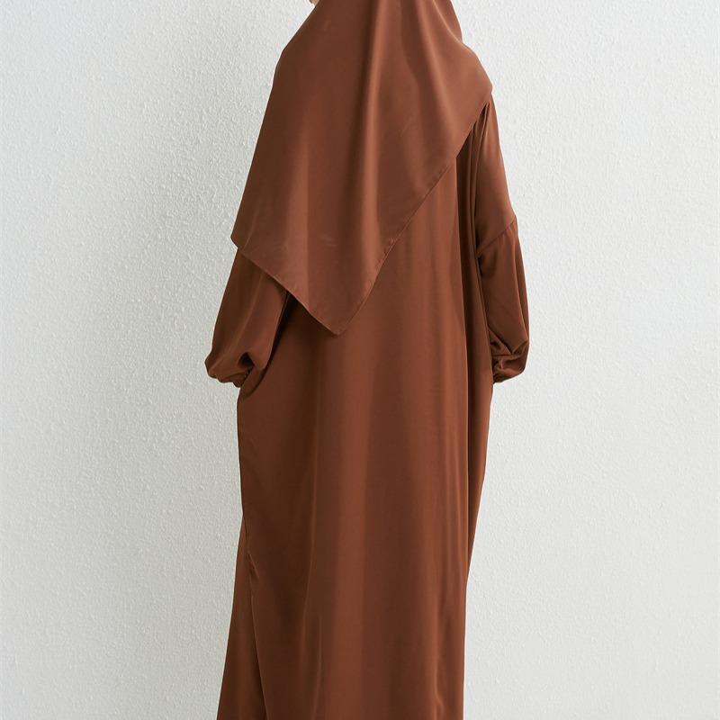 Abaya Nude Élégante avec Hijab Intégré – Minimalisme Chic & Modest Fashion