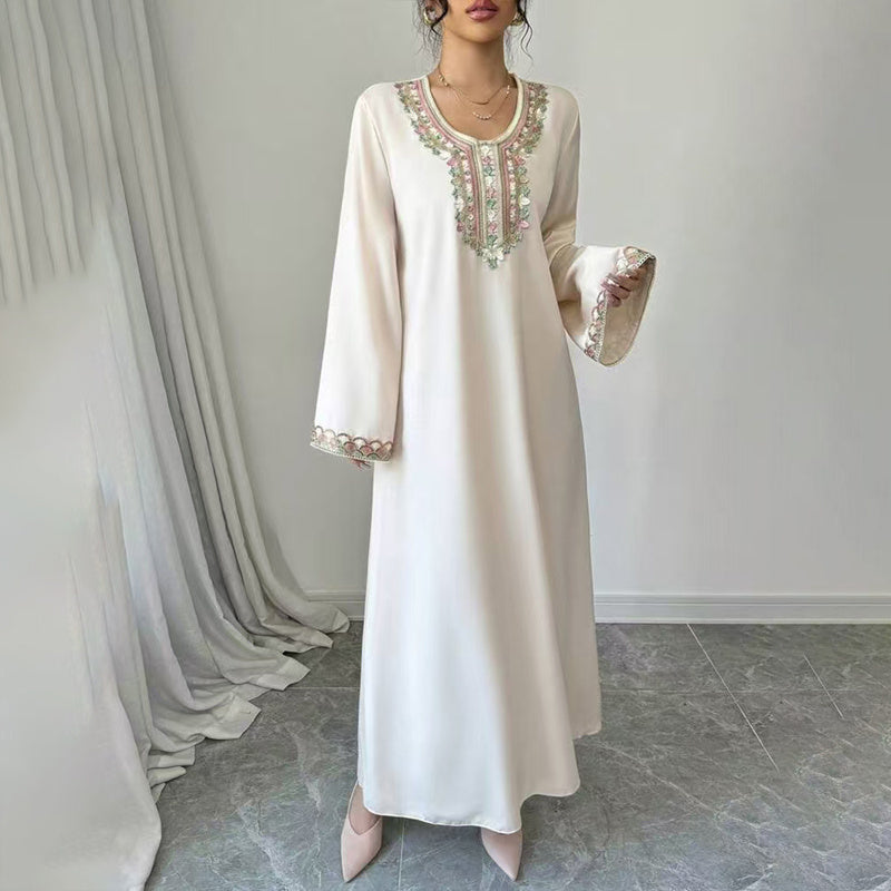 Robe longue orientale brodée – élégance raffinée femme 2025, style caftan moderne