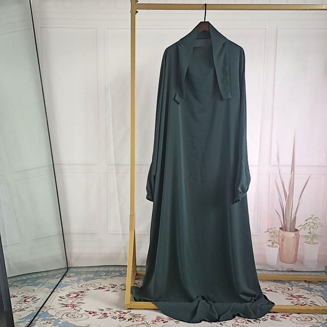 Abaya noire fluide femme avec hijab contrastant, coupe ample et élégante