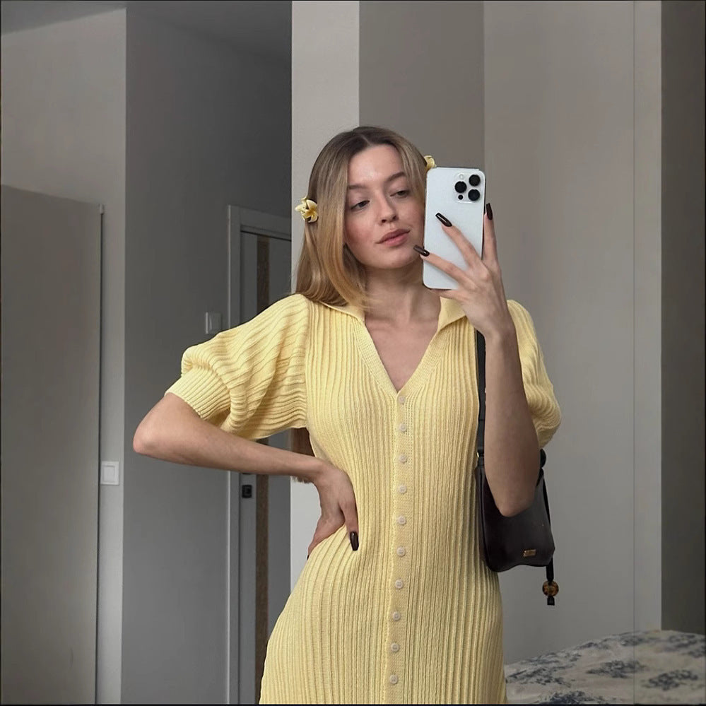Robe Tricotée à Boutons – Élégance Décontractée