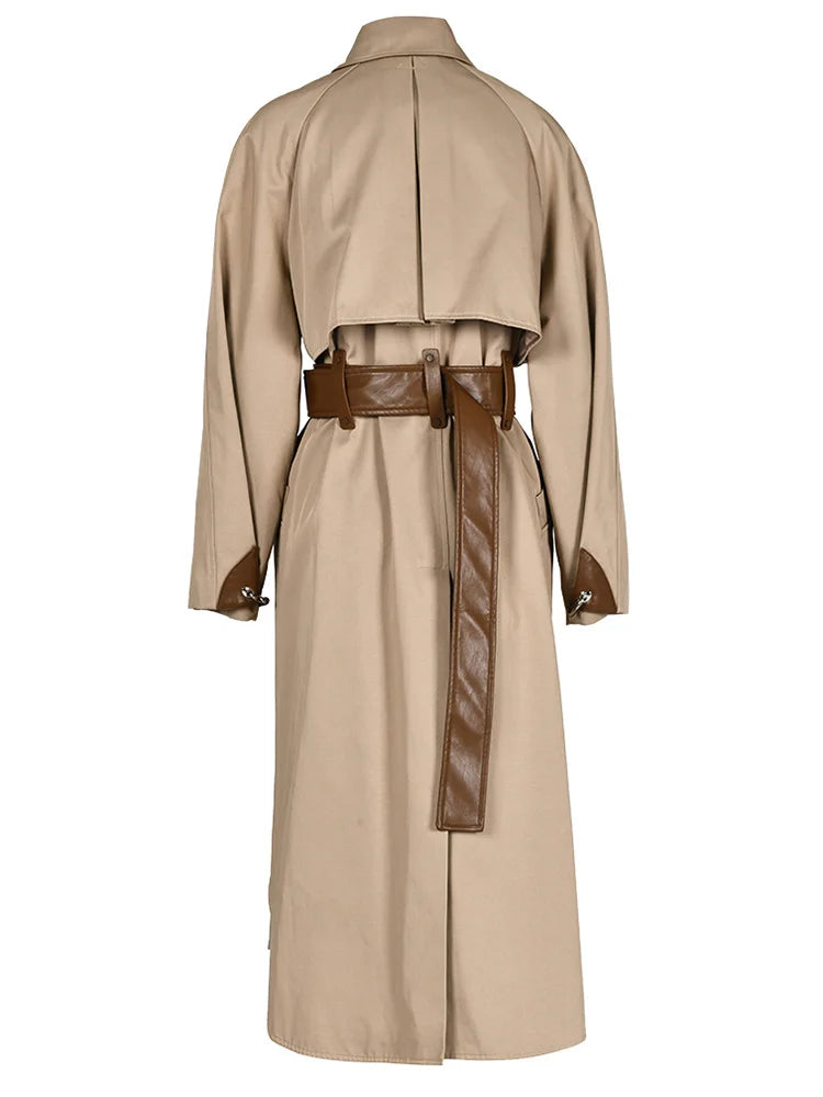 Trench-Coat Femme Designer – Beige Épuré & Détails Cuir Marron – Coupe Longue Ceinturée Élégante