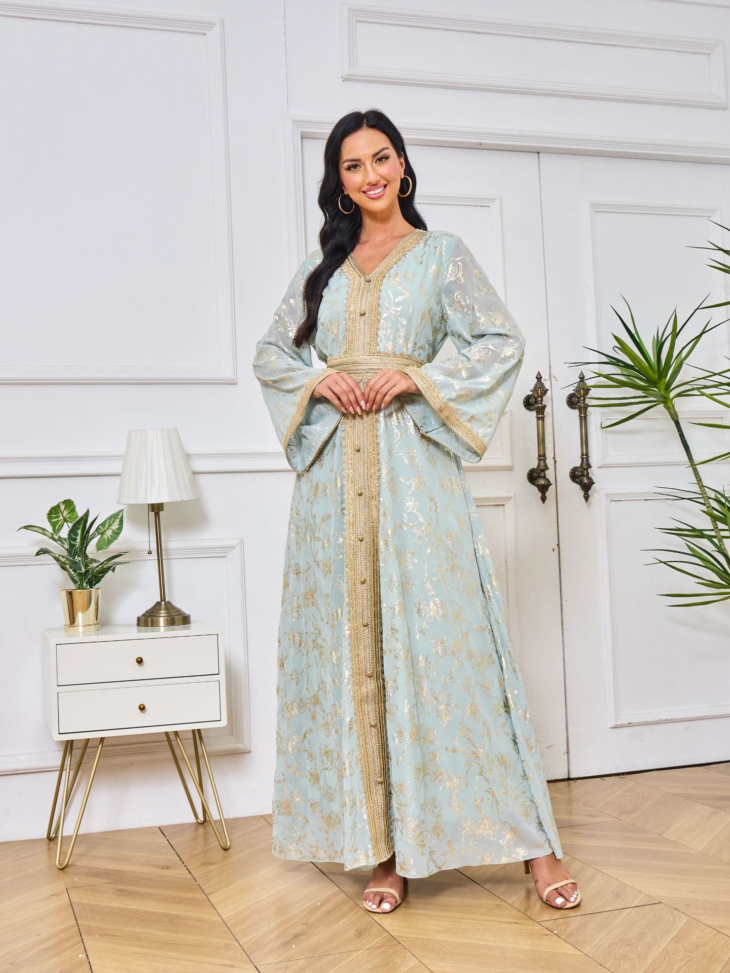 Robe orientale brodée dorée – Élégance royale en blanc, vert & bleu ciel