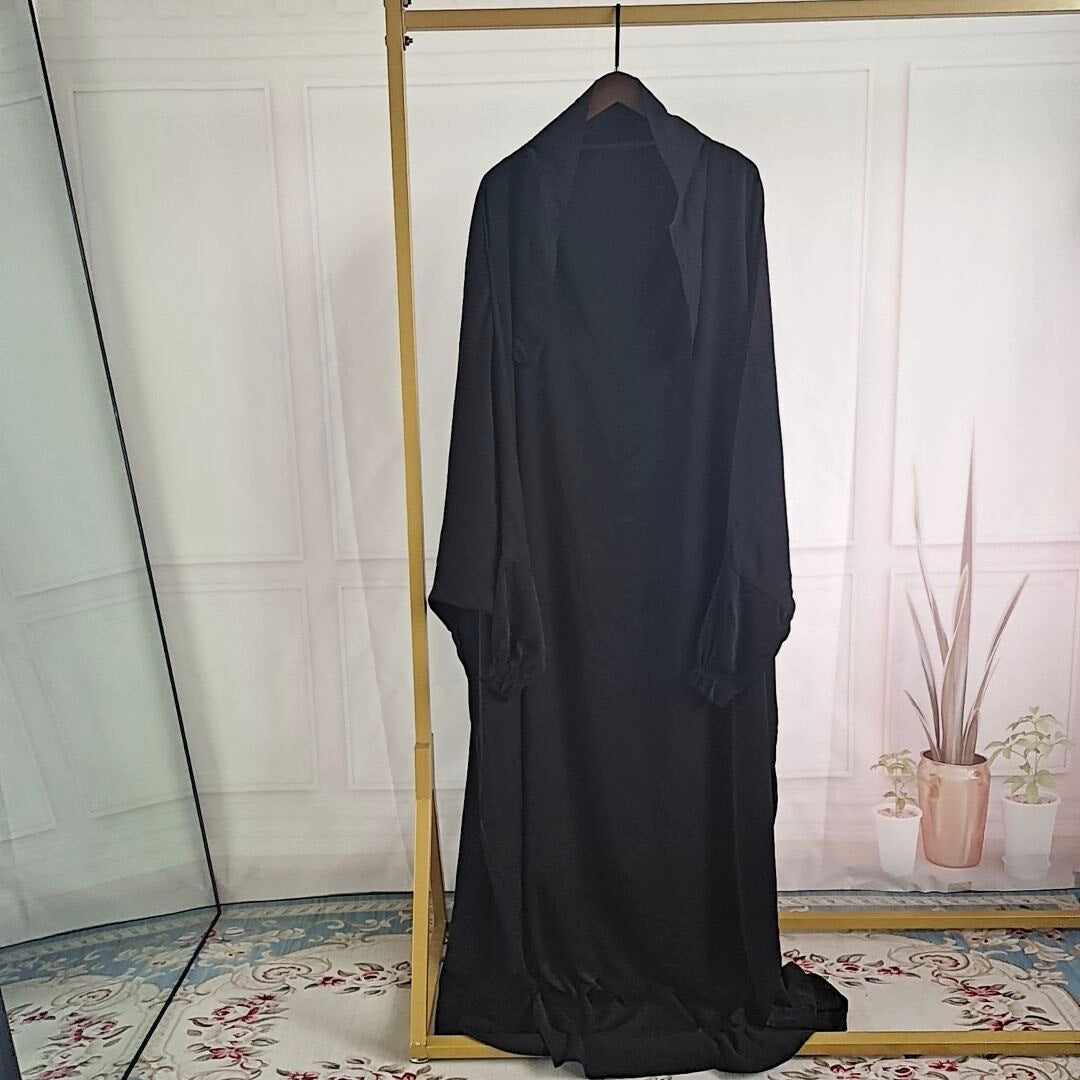 Abaya noire fluide femme avec hijab contrastant, coupe ample et élégante
