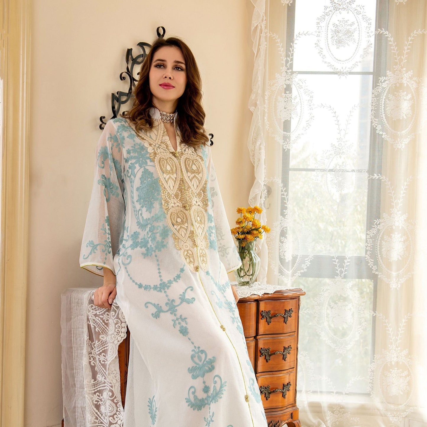 Robe Caftan Chic à Broderies Orientales - Écru & Marron