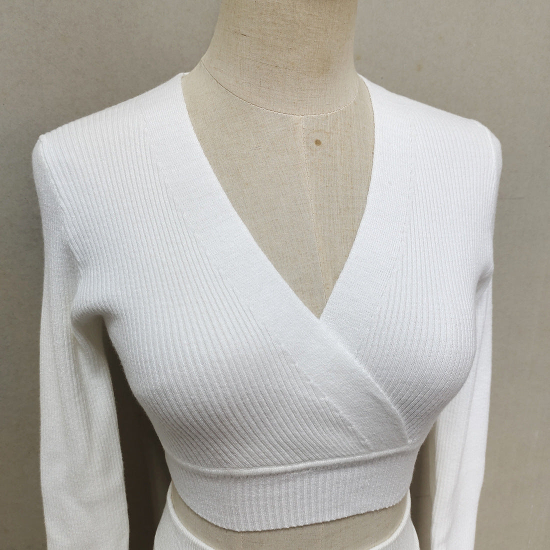 Ensemble Élégance Parisienne – Jupe Fendue & Crop-top Côtelé