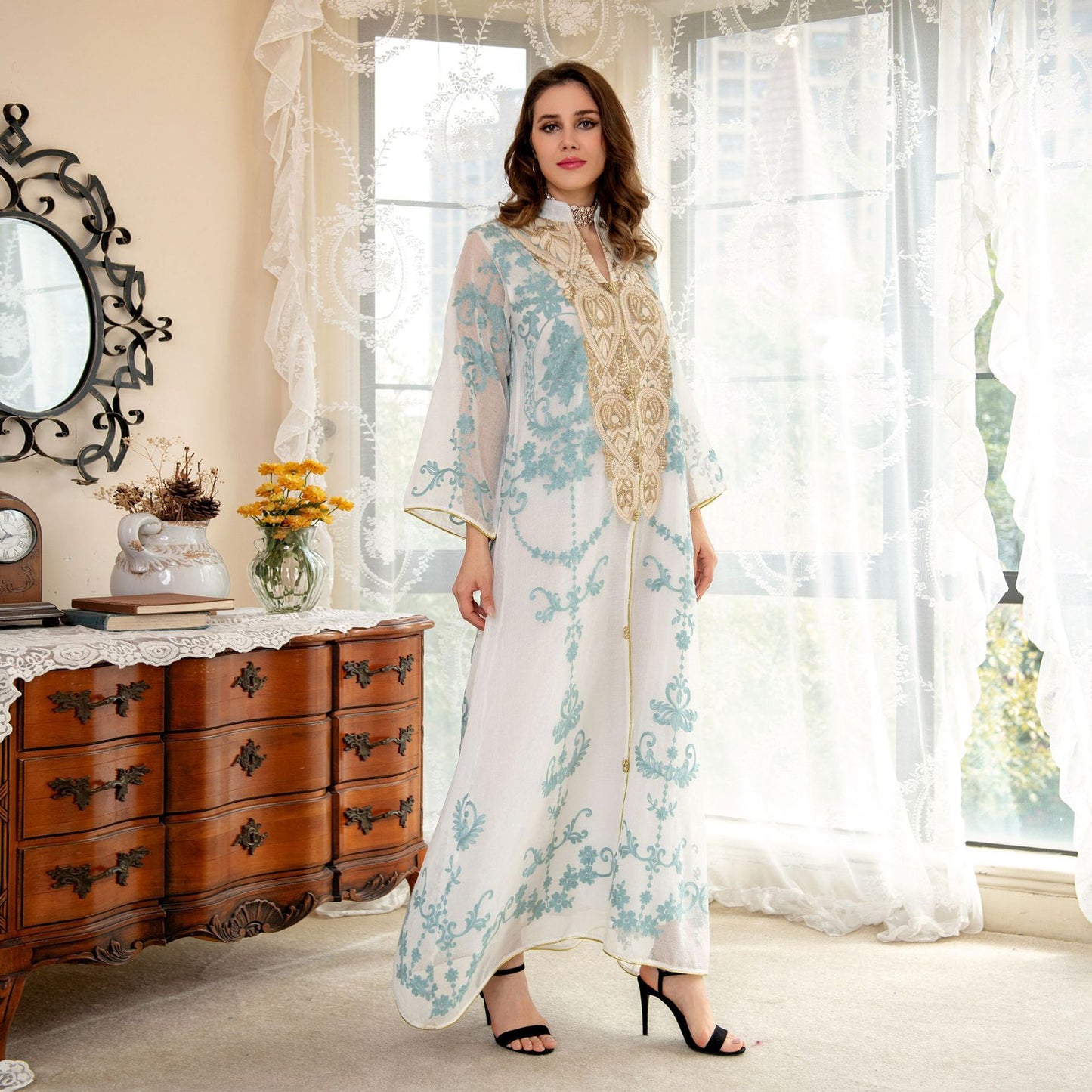 Robe Caftan Chic à Broderies Orientales - Écru & Marron