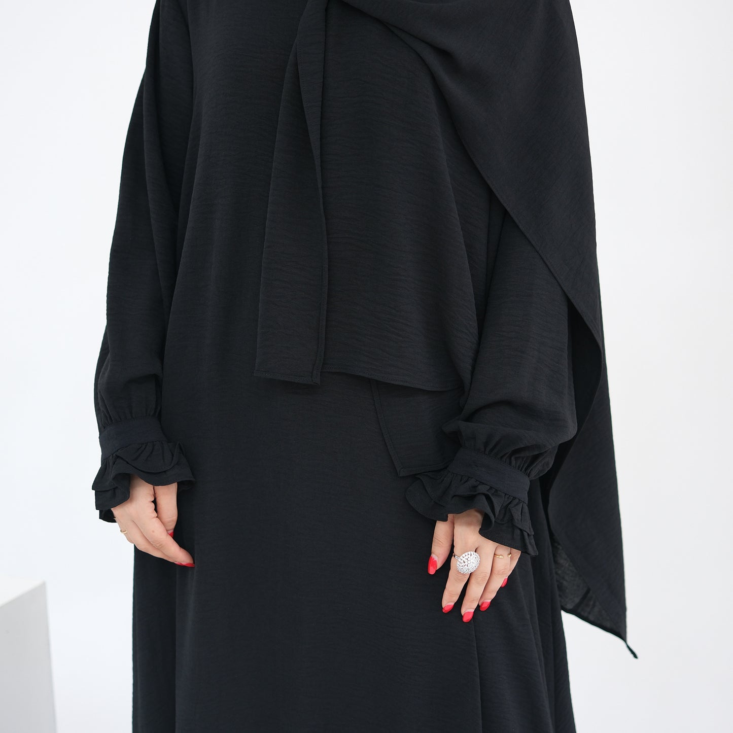 Douceur & élégance dans un style moderne. Découvrez cette abaya au design fluide et léger, sublimée par ses manches à volants délicates