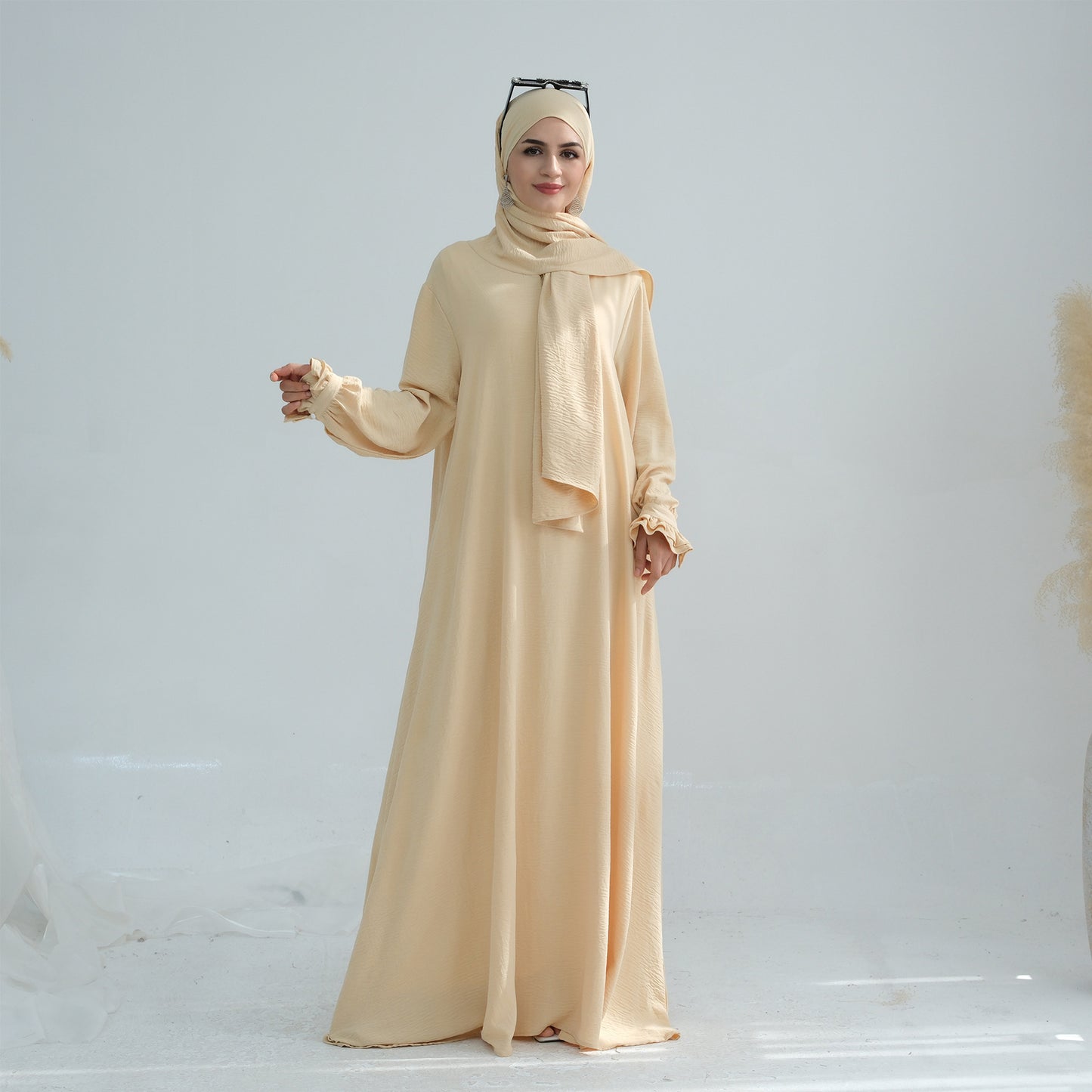 Douceur & élégance dans un style moderne. Découvrez cette abaya au design fluide et léger, sublimée par ses manches à volants délicates
