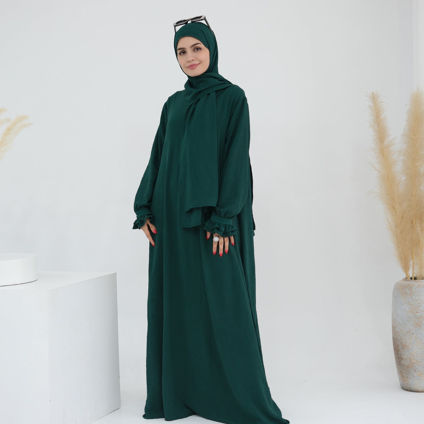 Douceur & élégance dans un style moderne. Découvrez cette abaya au design fluide et léger, sublimée par ses manches à volants délicates