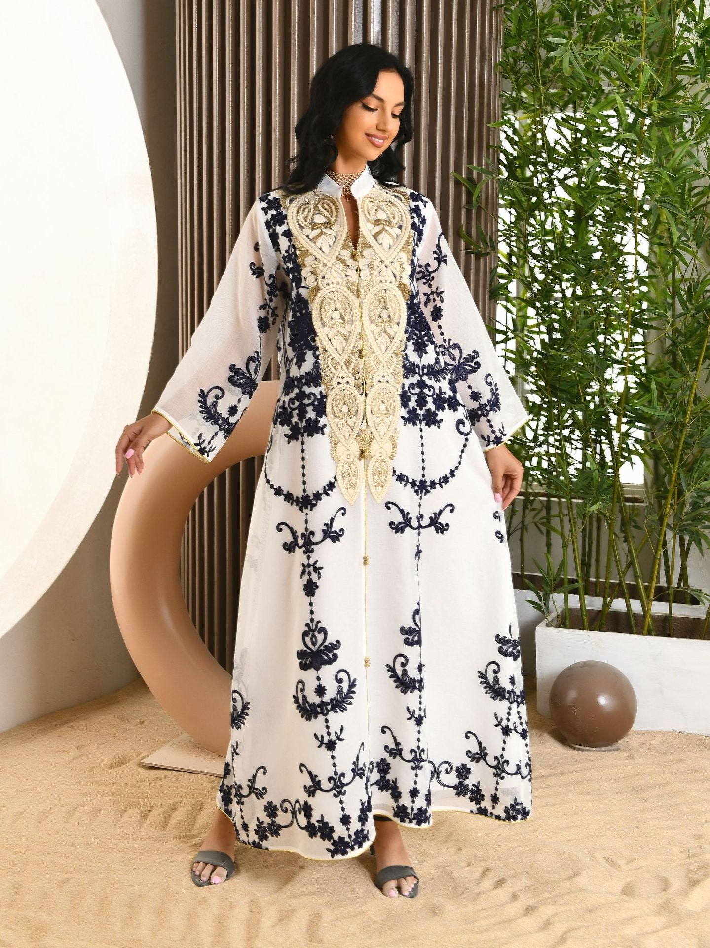 Robe Caftan Chic à Broderies Orientales - Écru & Marron