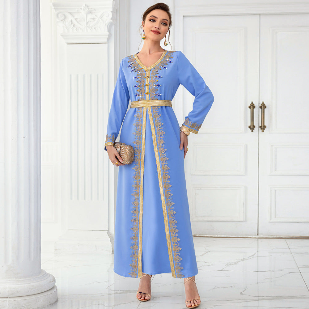 Caftan bleu brodé doré & perles – Élégance tendance pour mariages et soirées
