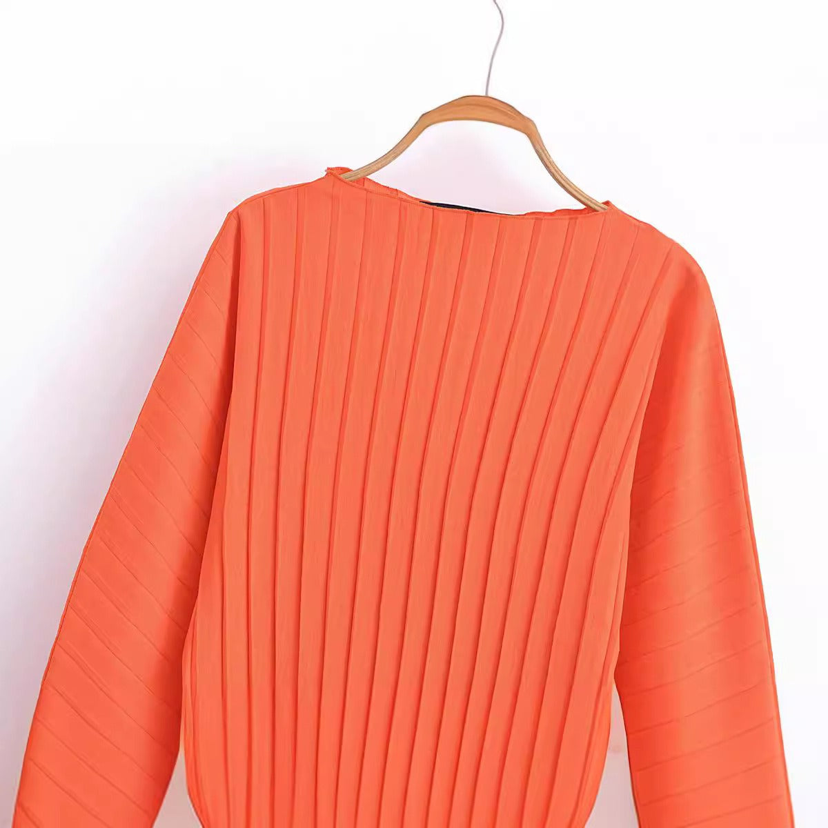 Incarne l’élégance royale avec cette robe longue à imprimés floraux luxueux et détails baroques. Parfaite pour une occasion spéciale, une sortie chic