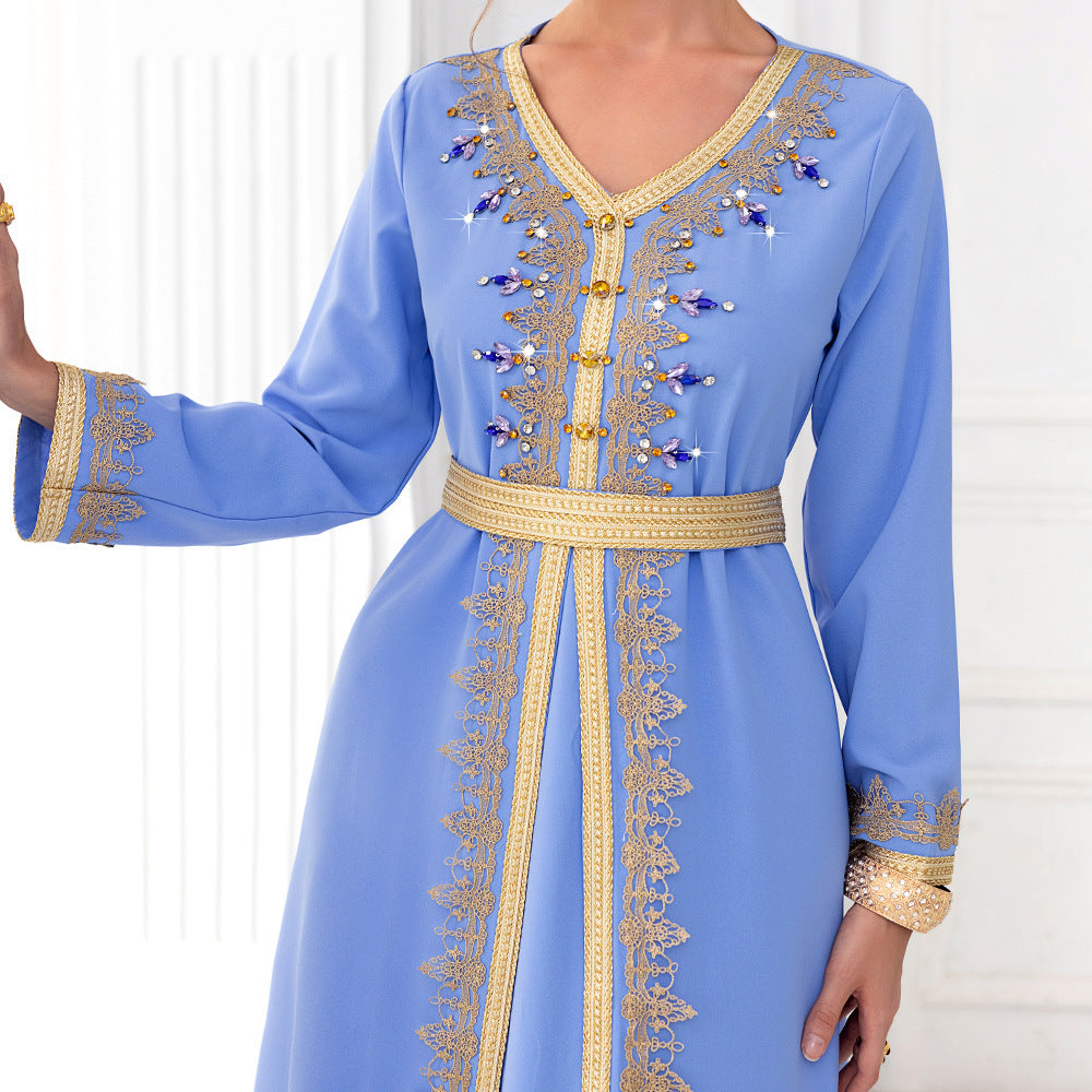Caftan bleu brodé doré & perles – Élégance tendance pour mariages et soirées