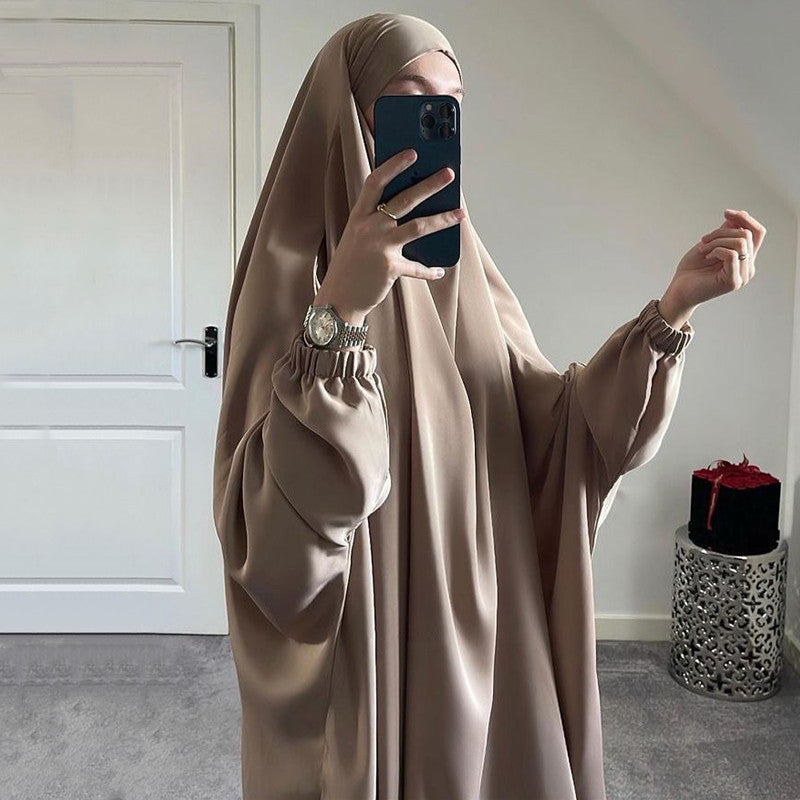 Abaya noire fluide femme avec hijab contrastant, coupe ample et élégante