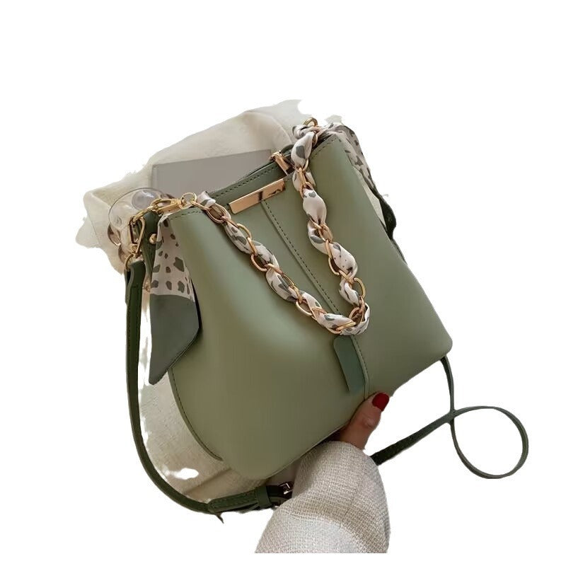 Sac Bandoulière Élégant Femme – Sac Seau avec Chaîne Dorée & Foulard – Sac à Main Chic et Tendance