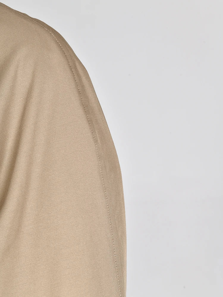 Trench-Coat Femme Designer – Beige Épuré & Détails Cuir Marron – Coupe Longue Ceinturée Élégante