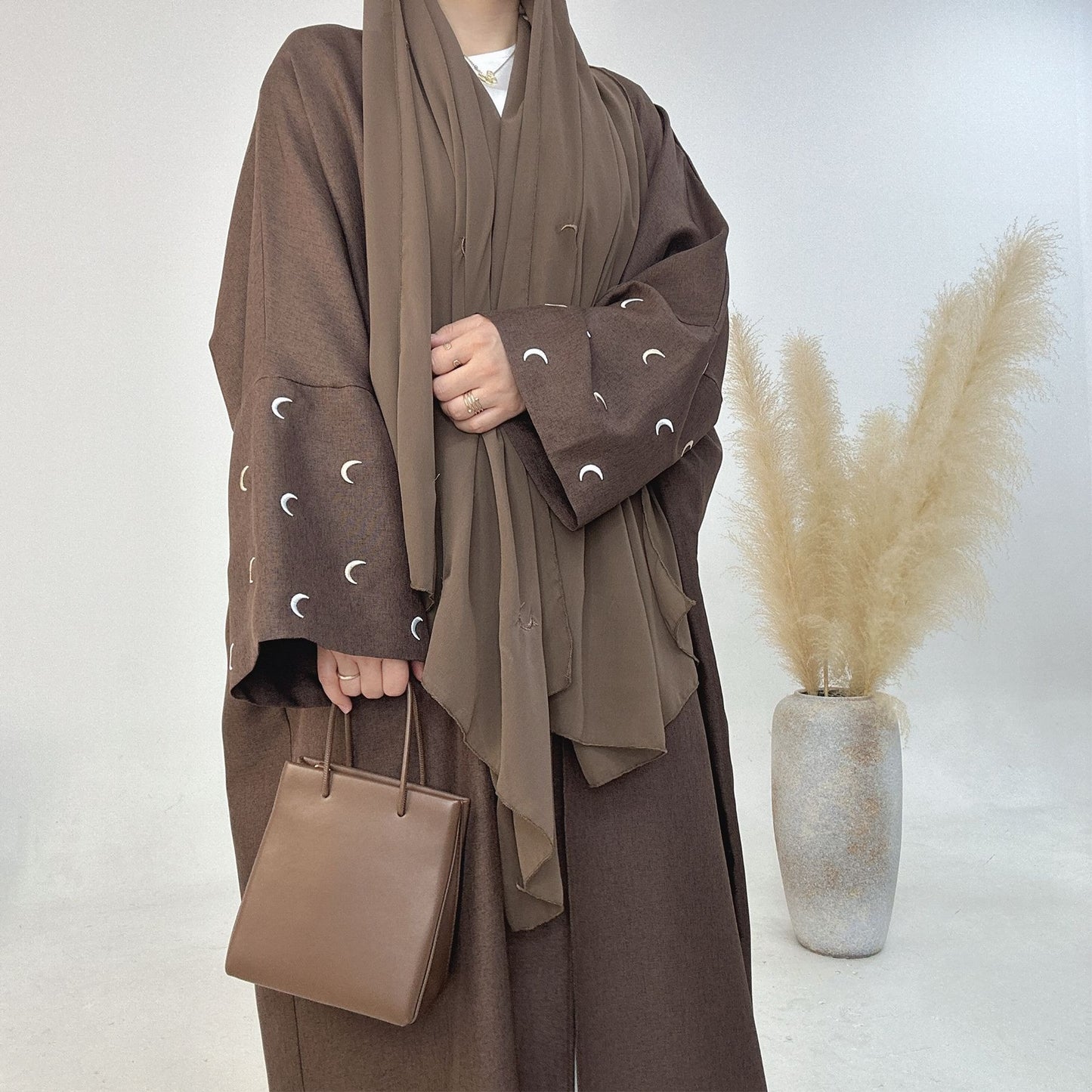 Abaya “Luna Minimal” – Élégance épurée & Détail céleste Elegant Cardigan Robe