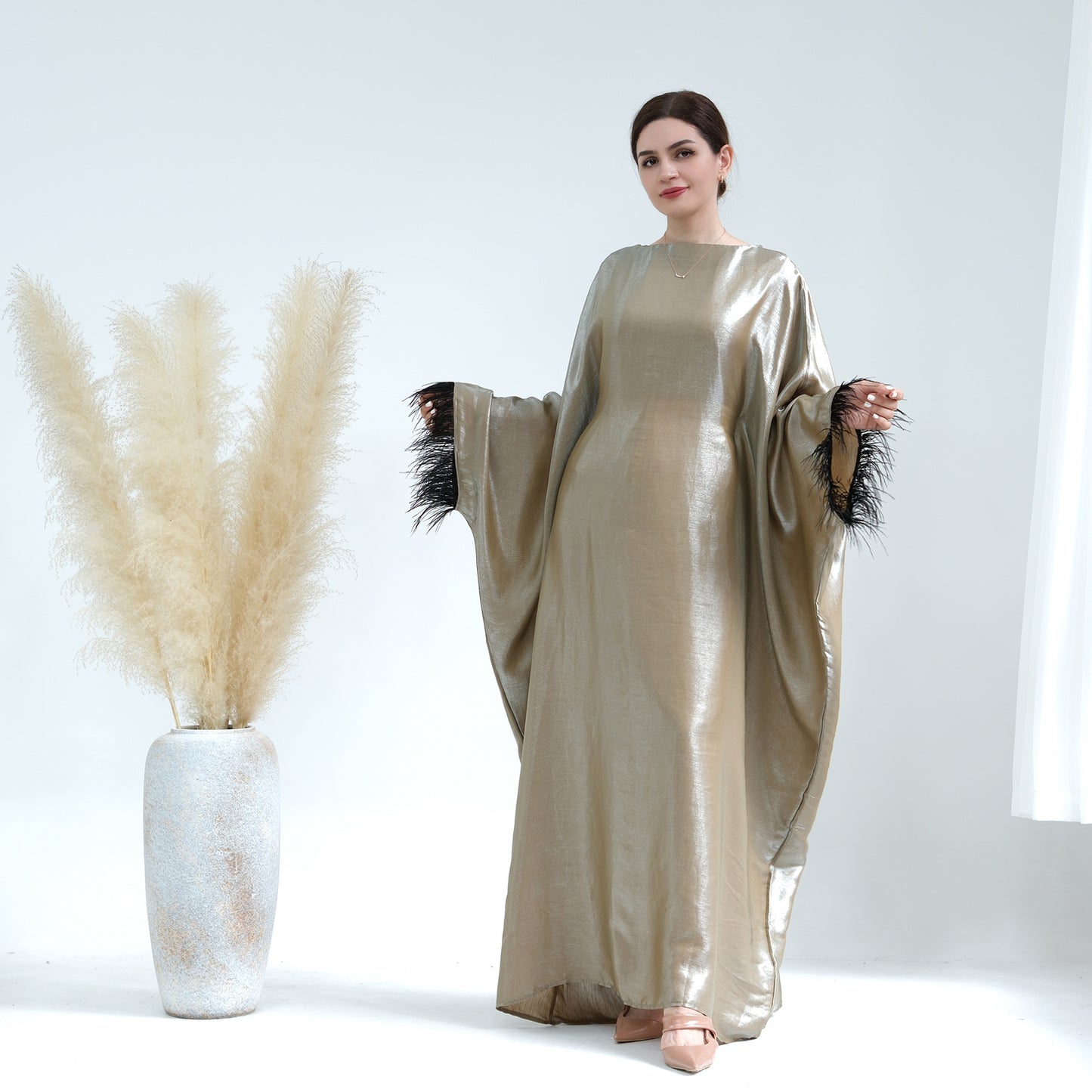 Abaya Luxe Satinée à Manches Chauve-Souris & Finitions Plumes