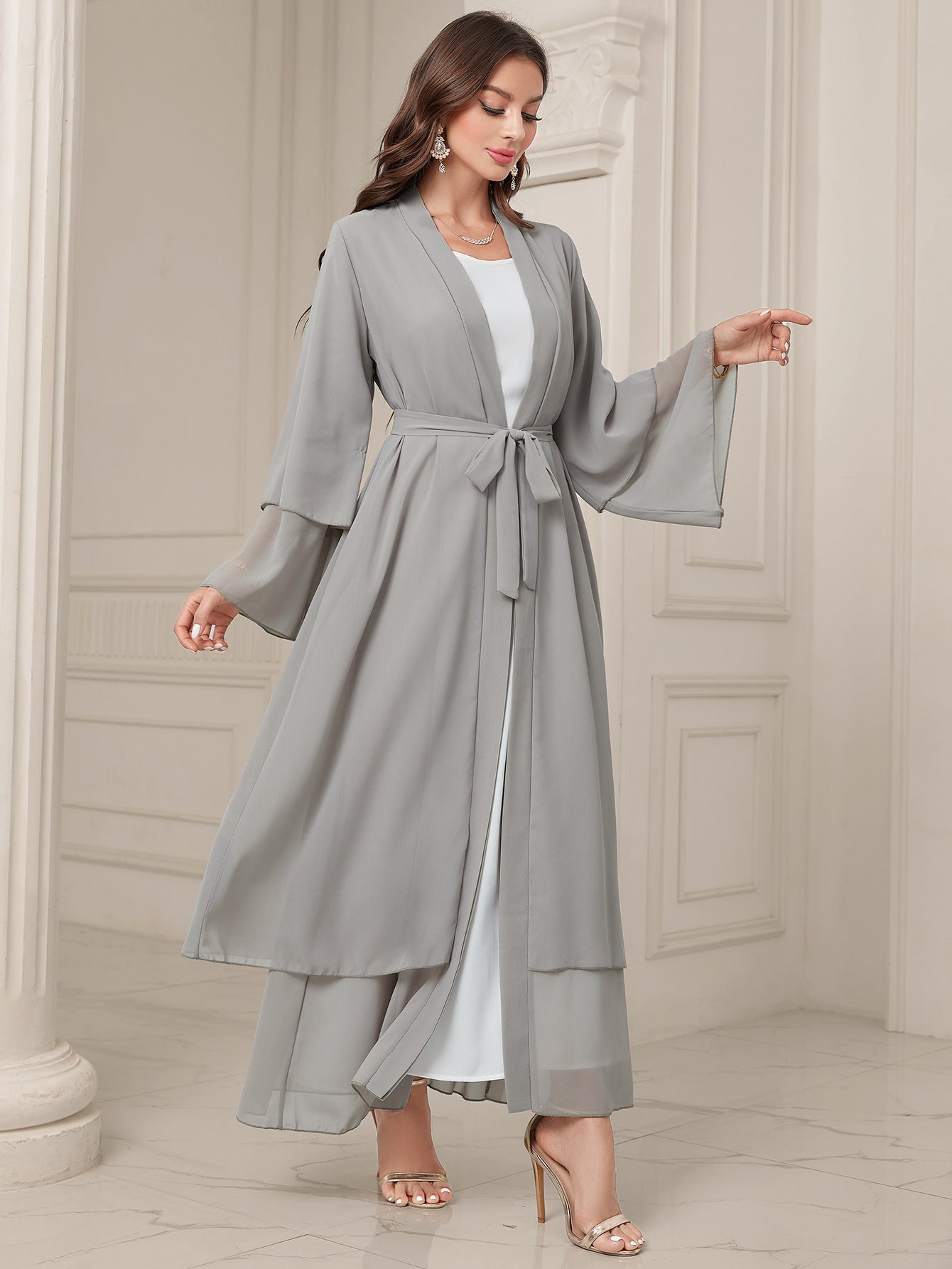 Abaya Moderne Fluide avec Ceinture – Élégance Minimaliste