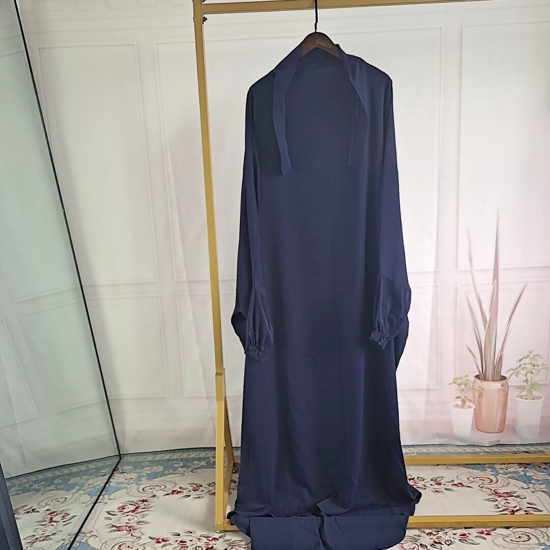 Abaya noire fluide femme avec hijab contrastant, coupe ample et élégante
