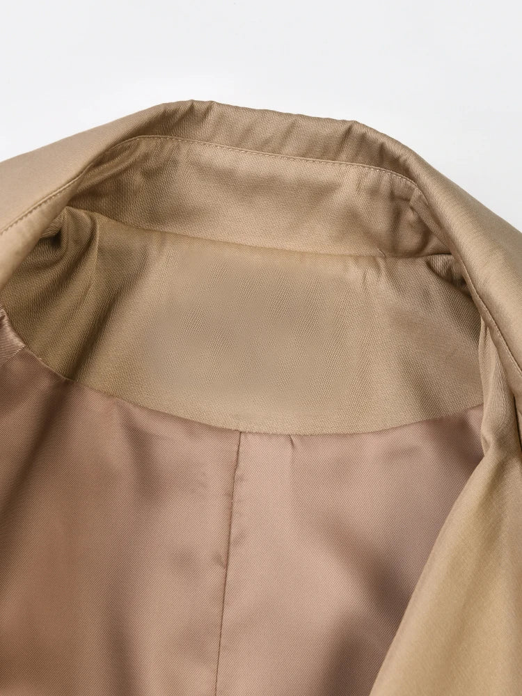 Trench-Coat Femme Designer – Beige Épuré & Détails Cuir Marron – Coupe Longue Ceinturée Élégante