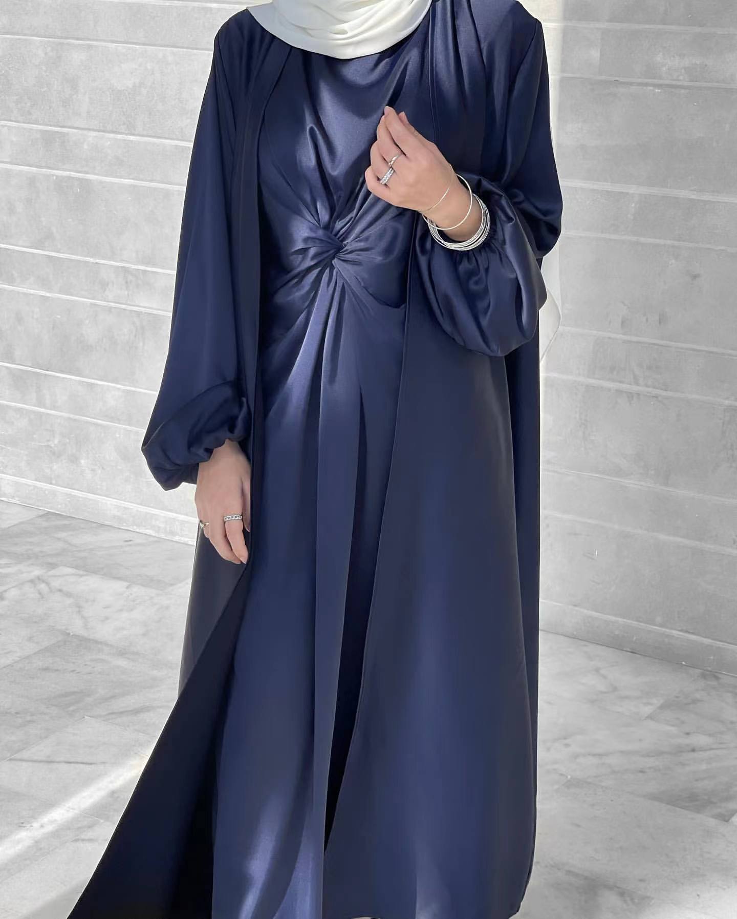 ROBE LONGUE SATINÉE HIJAB STYLE – DÉTAIL TORSADÉ ÉLÉGANT