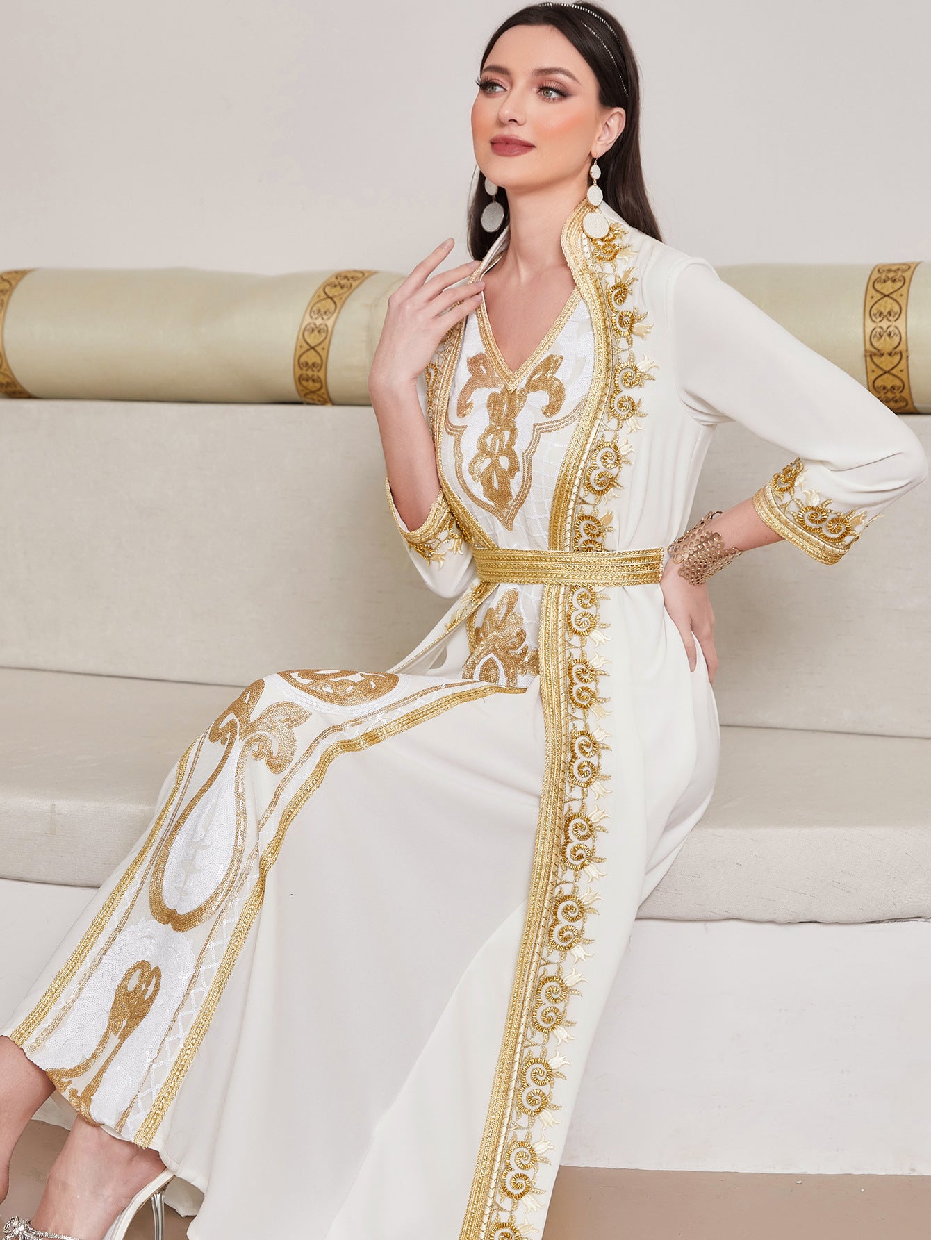 Caftan Royal Blanc & Doré – Élégance Majestueuse