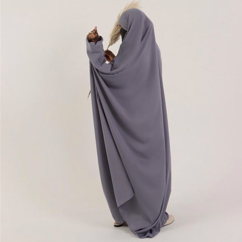 Abaya noire fluide femme avec hijab contrastant, coupe ample et élégante