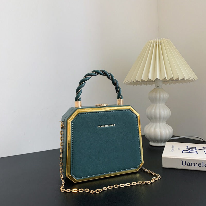 Mini-sac structuré vert émeraude avec anses torsadées et chaîne dorée – Style « boîte » élégant