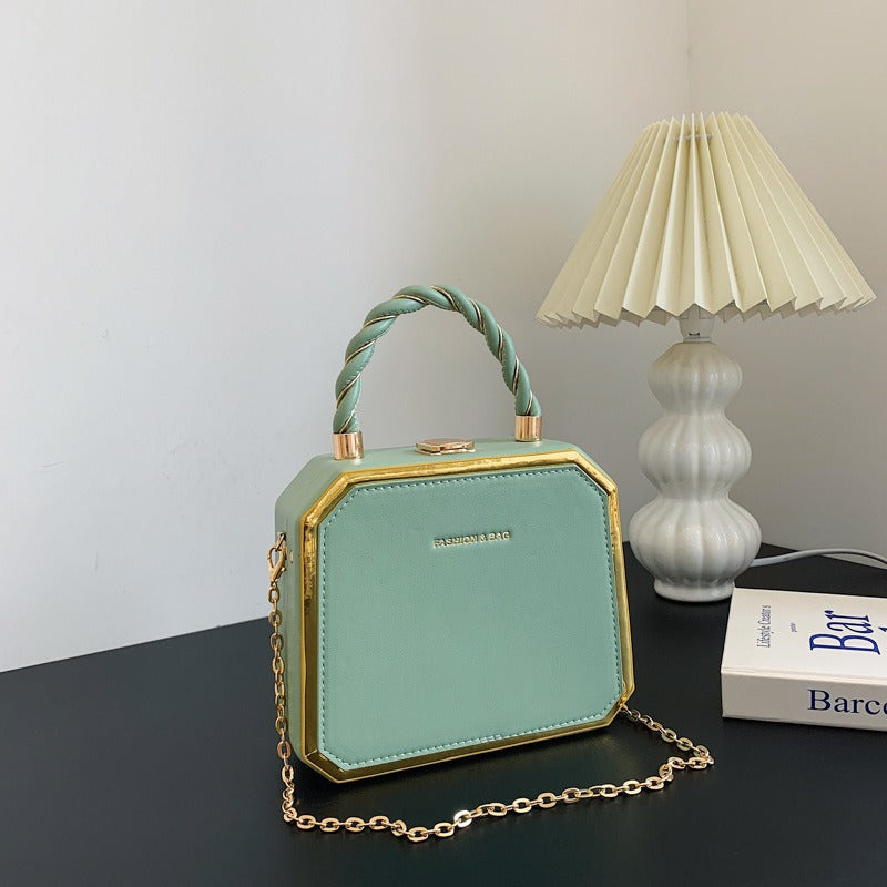 Mini-sac structuré vert émeraude avec anses torsadées et chaîne dorée – Style « boîte » élégant