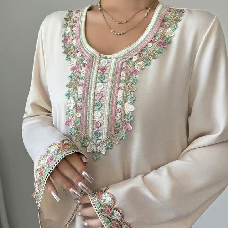 Robe longue orientale brodée – élégance raffinée femme 2025, style caftan moderne